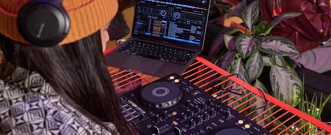 Como Escolher Seu Equipamento de DJ: Guia Completo para Iniciantes e Profissionais