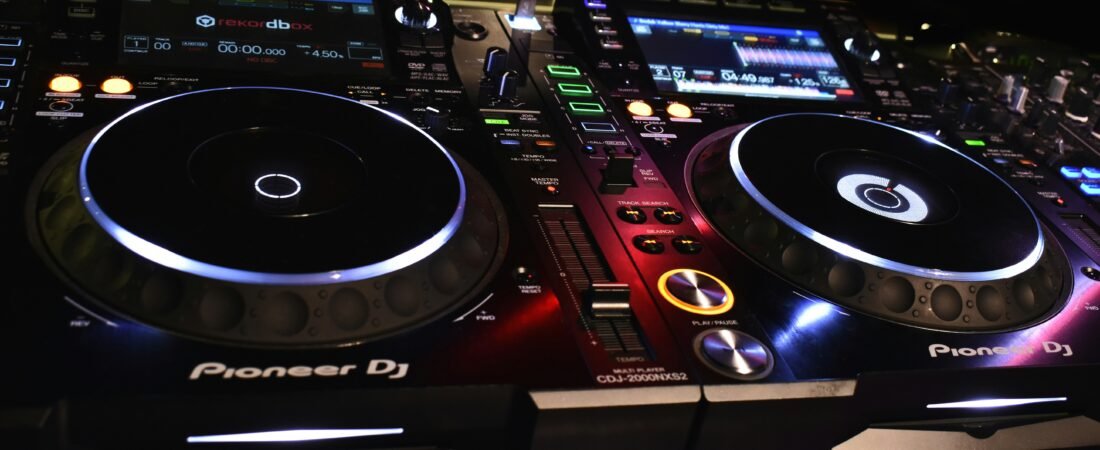 Como Escolher Seu Equipamento de DJ: Guia Completo
