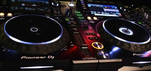 Como Escolher Seu Equipamento de DJ: Guia Completo